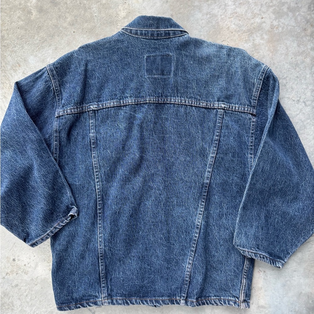 Vintage Classic Levi's medium wash denim jean jacket. - Picture 3 of 4